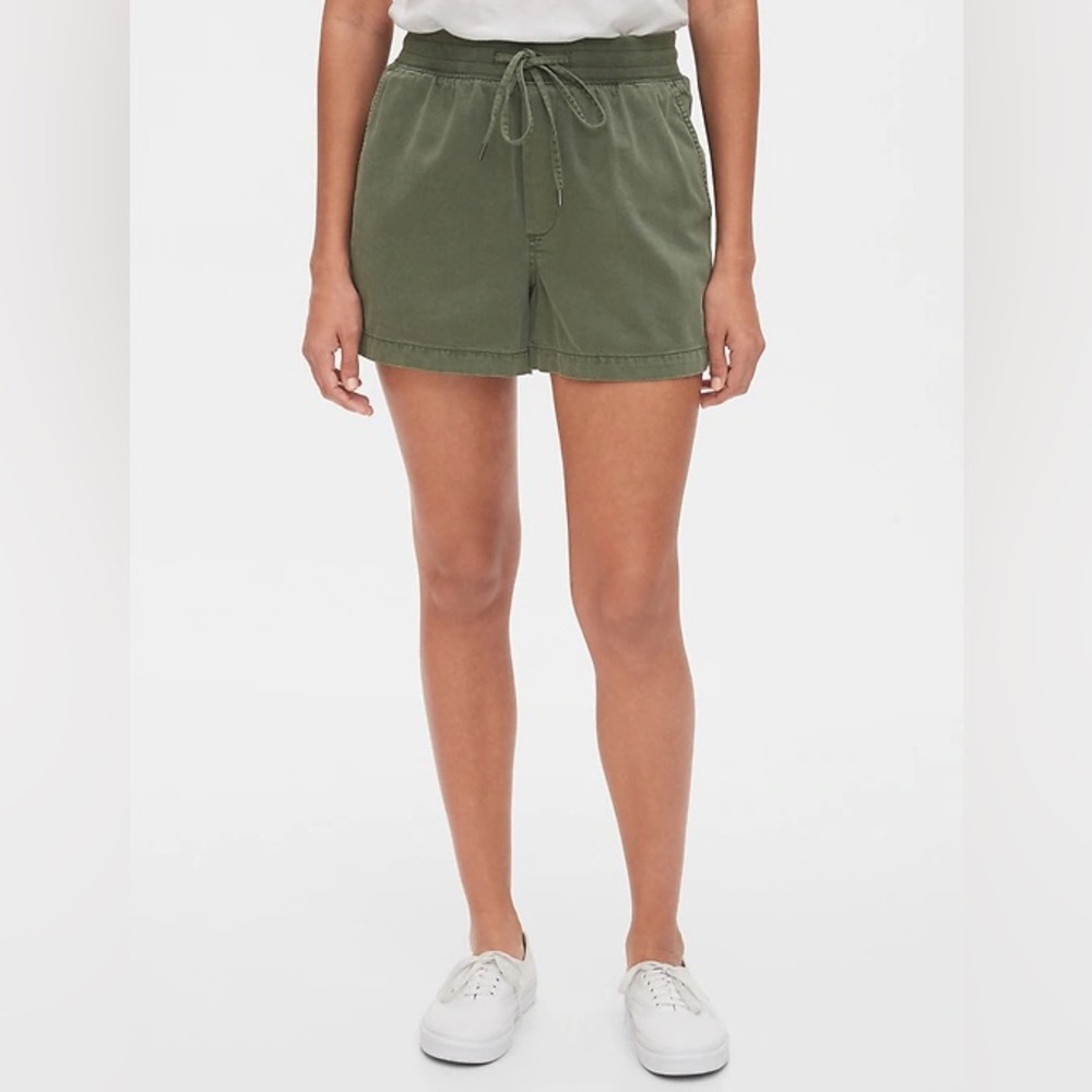 GAP Women's Cargo Shorts in Forest Green